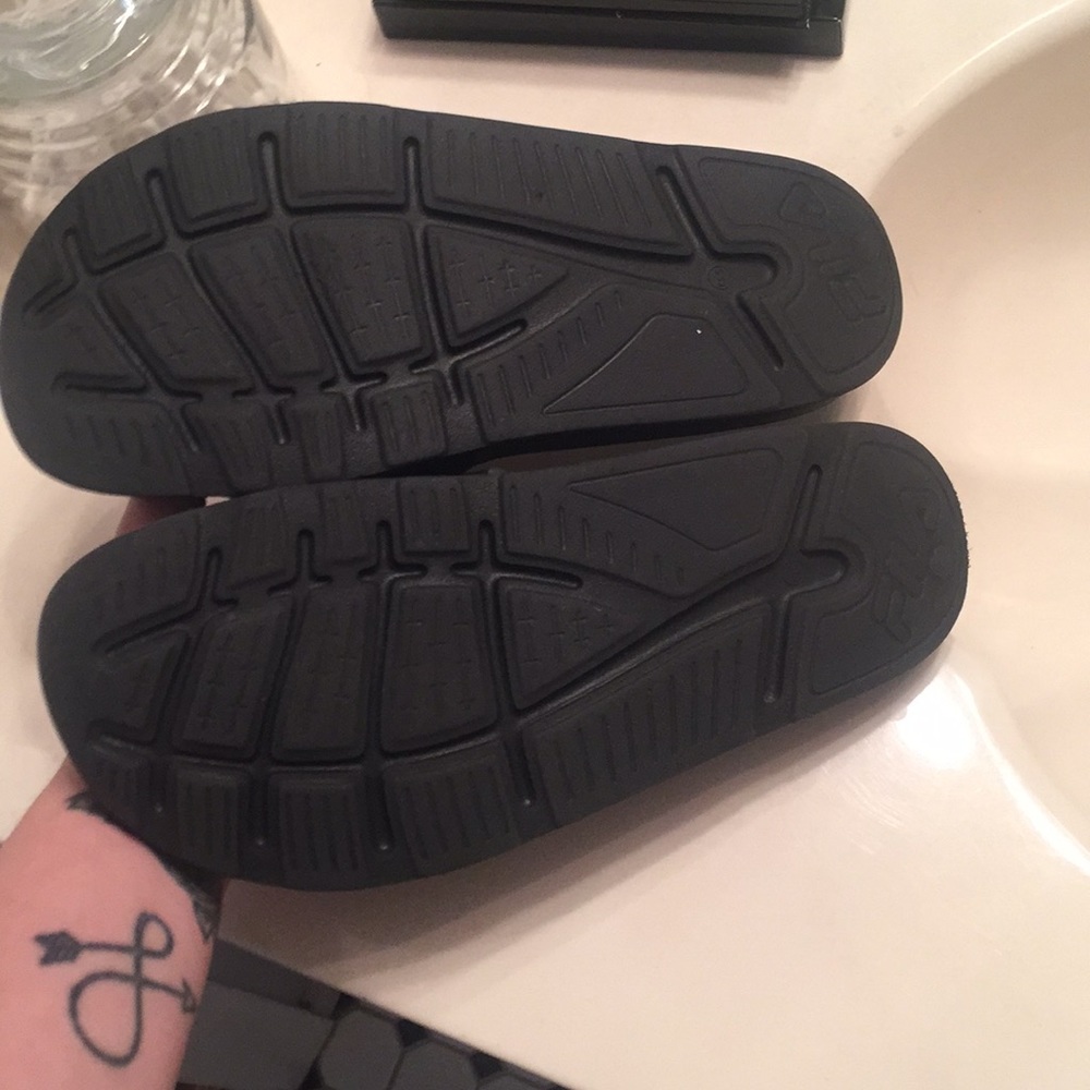 Fila slides - Picture 2 of 2